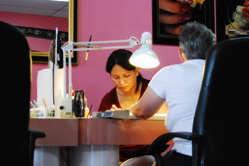 Illustration for article titled A Day in a Nail Salon in East Hartford, CT, in Photos